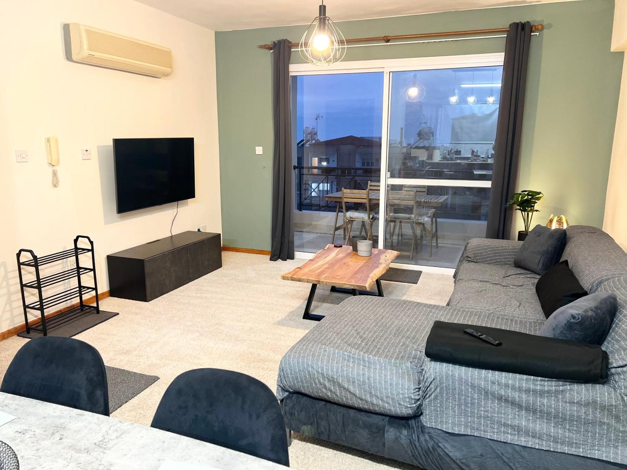 212 Apartment, A 2-Bedroom Escape Paphos ภายนอก รูปภาพ