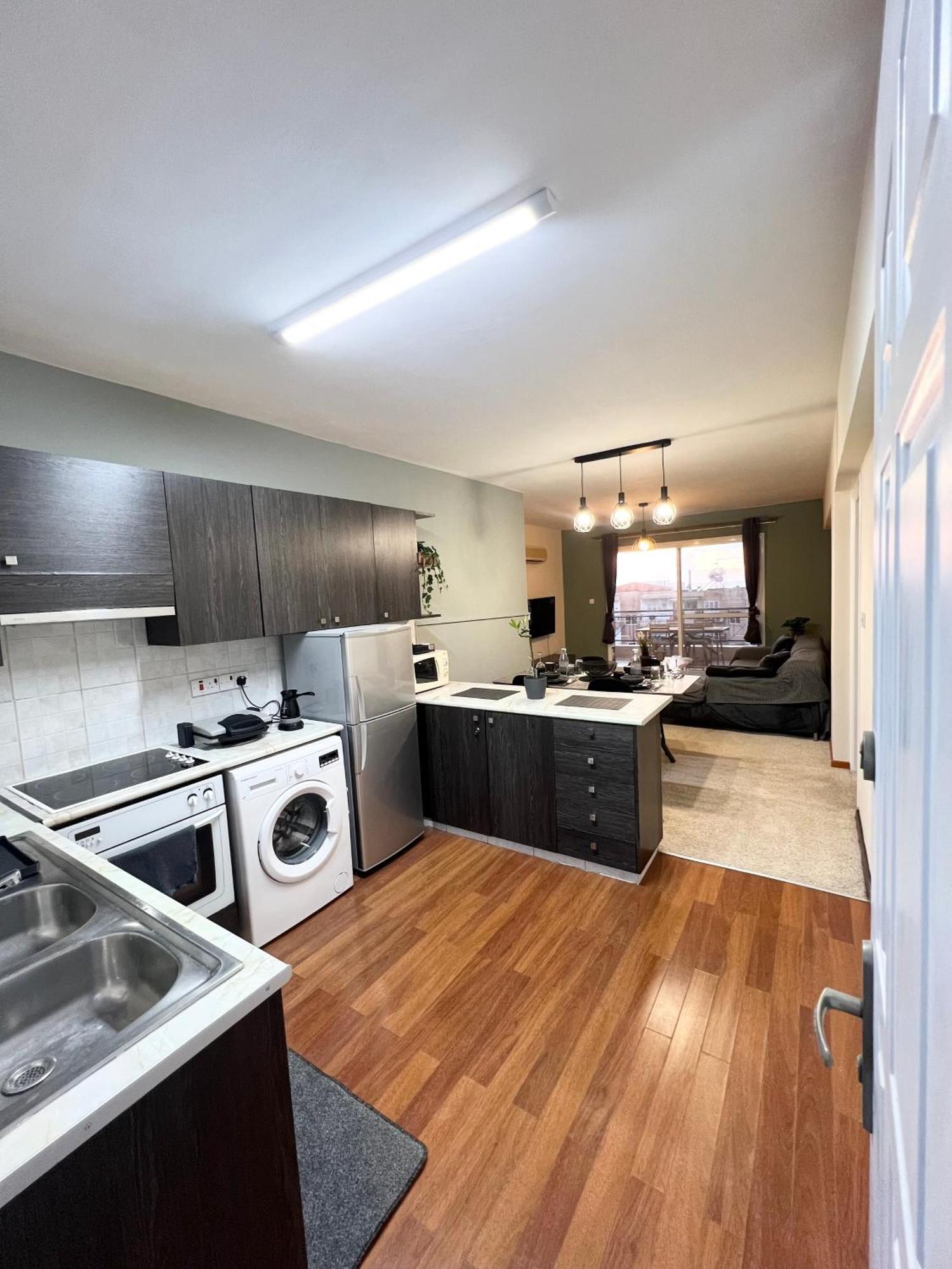 212 Apartment, A 2-Bedroom Escape Paphos ภายนอก รูปภาพ