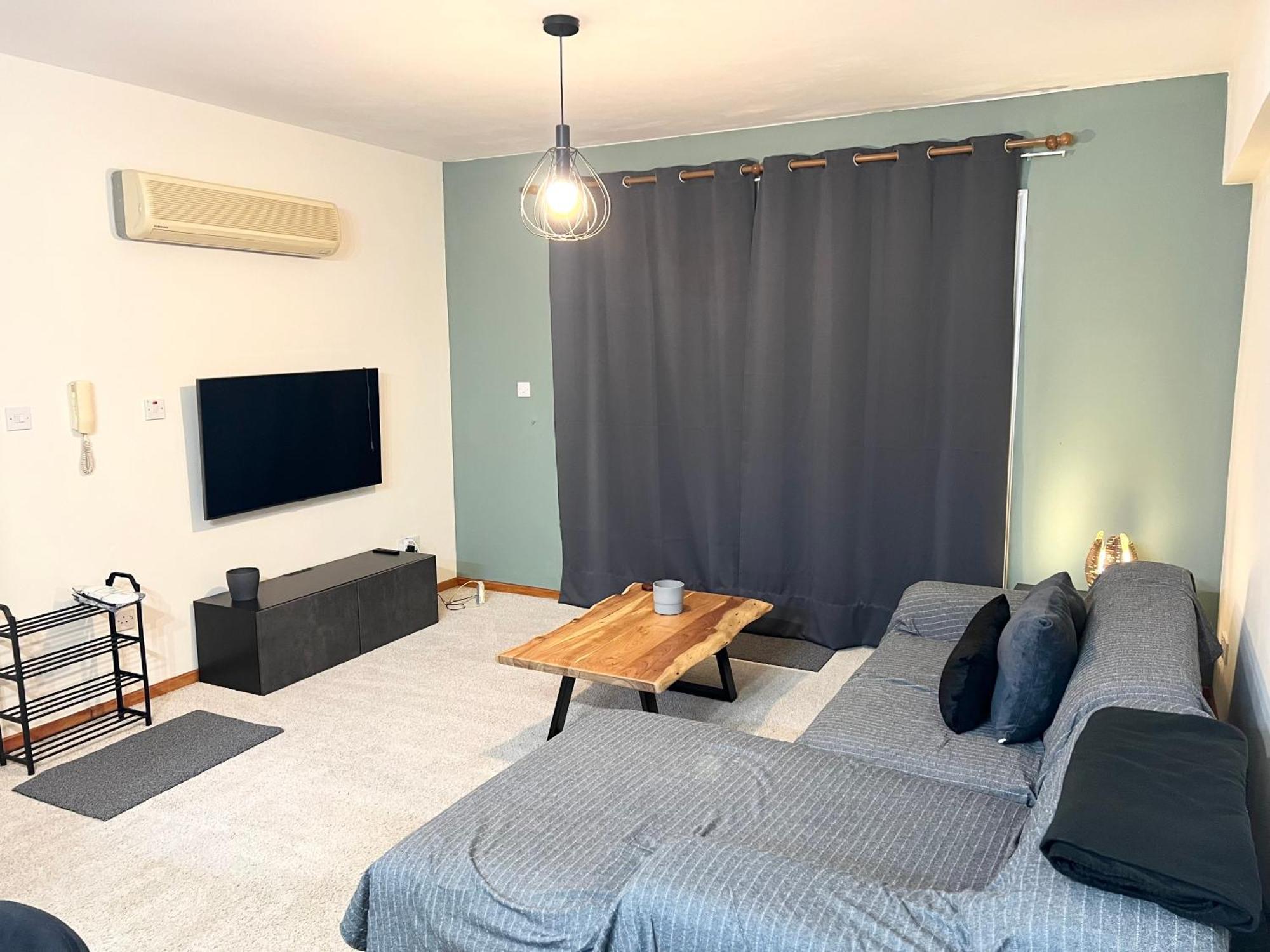 212 Apartment, A 2-Bedroom Escape Paphos ภายนอก รูปภาพ